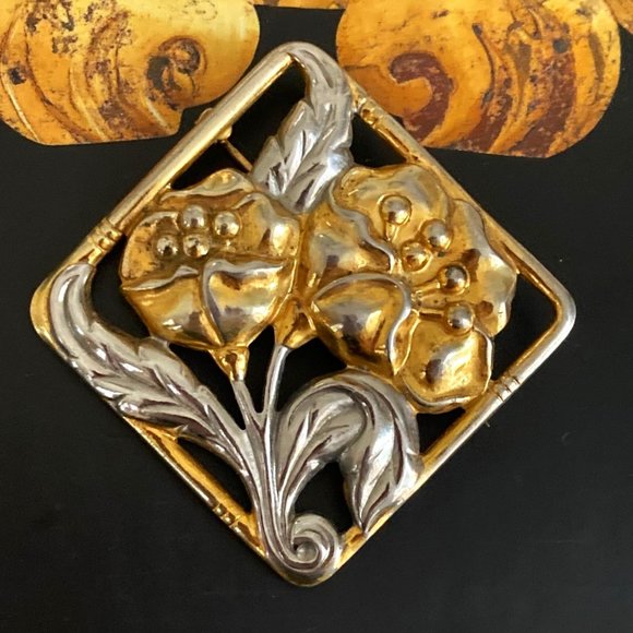 Vintage Danecraft Sterling brooch with gilded flowers and frame - Picture 2 of 5